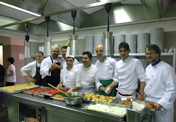 L'inedita brigata di cucina all'opera all'Open Colonna