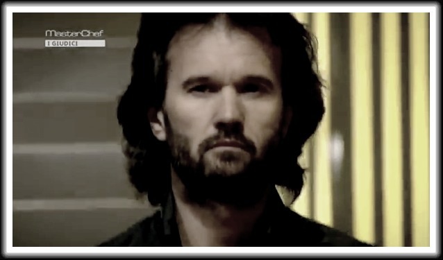 Carlo Cracco in versione Barry Gibb dei Bee Gees