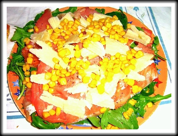 Carpaccio con rucola scaglie di parmigiano e mais