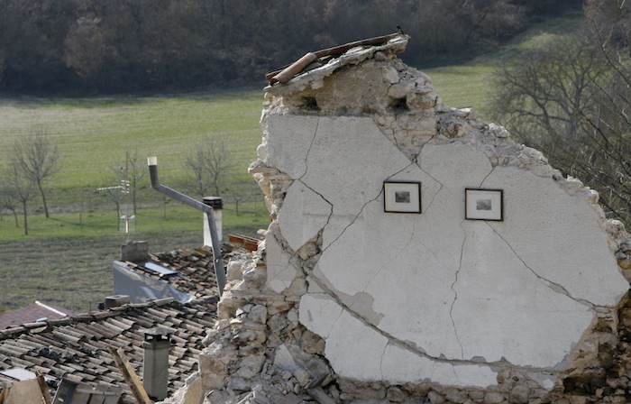 Quello che rimane di un locale dell'Aquila