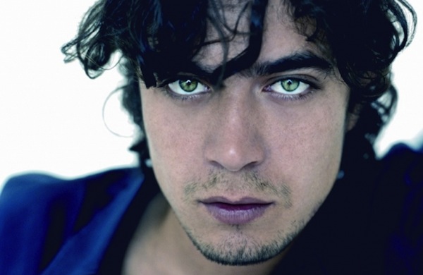 Riccardo Scamarcio va a zappare la terra