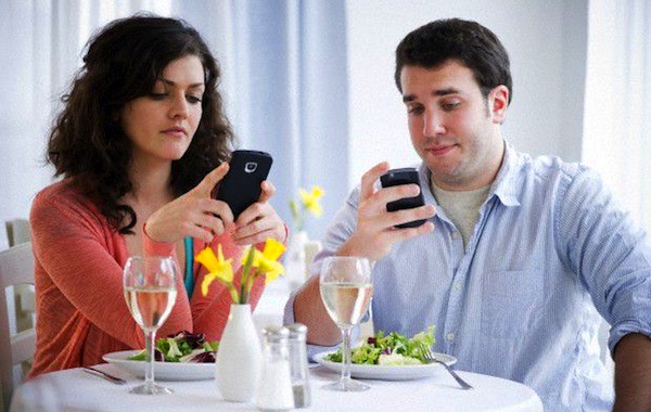 Niente smartphone al ristorante: rinuncereste in cambio di uno sconto?