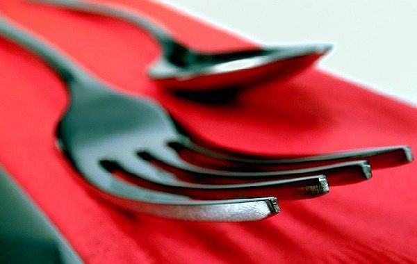 posate, forchetta e cucchiaio, tovaglia rossa