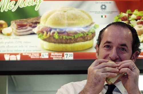 Luca Zaia addenta un McItaly di McDonald's per il fotografo